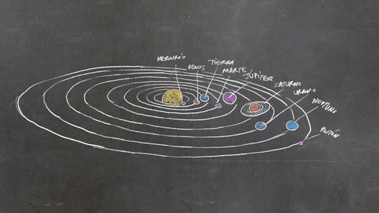 Otro detalle de uno de los elementos dibujados a tiza en la pizarra, en este caso una representación del Sistema Solar (Duplo)
